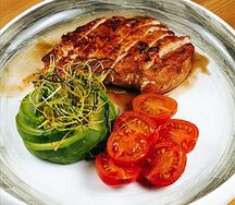 Куриная грудка гриль с авокадо в азиатском стиле