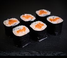 Классический ролл с лососем