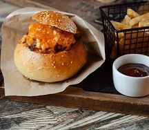 Бушалык Петровский с цыплёнком на углях