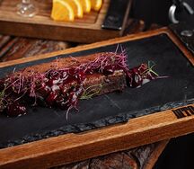 Брискет из конины с ягодным соусом