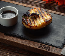 Халуми на гриле с южным помидором