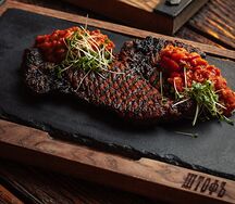 Стейк из шеи поросёнка с соусом