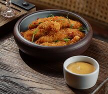 Хрустящие креветки с соусом манго