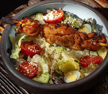 Цезарь с цыплёнком на шпажке