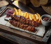 Шашлык из поросёнка с картофелем фри