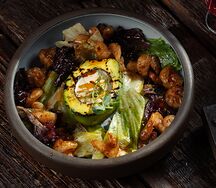 Салат с креветкой и авокадо гриль