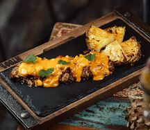 Рваная свинина с ананасом гриль и сырным соусом