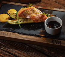 Стейк из лосося, копчённый на луговых травах