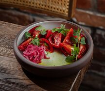 Южный помидор с крымским луком и зеленью