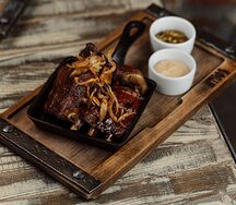 Рёбрышки на углях с маринованным луком и халапеньо