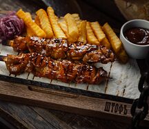 Шашлык из бедра цыплёнка с картофелем фри