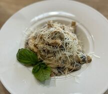 Паста с курицей и грибами в сливочном соусе