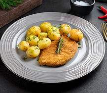 Венский куриный шницель с картофелем беби и розмарином