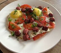 Яичница с помидорами и охотничьими сосисками