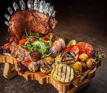 Корона из баранины с овощами на гриле