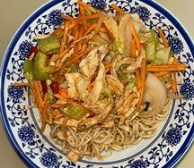 109 Жареная лапша с курицей 
