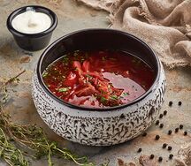 Борщ с говядиной, сметаной и зеленым луком