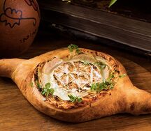 Аджарули с сыром бри и карамельной грушей