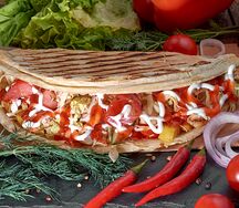 Пицца с летним салатом 