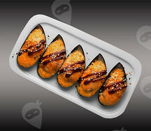 Запеченные мидии под спайси соусом 5 шт