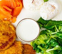 Лосось с драниками и зеленым миксом 