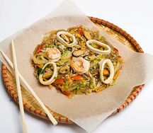 Лапша Wok ручной работы с морепродуктами