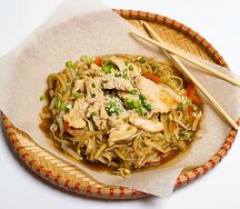 Лапша Wok ручной работы с курицей