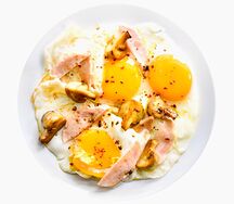 Глазунья с ветчиной из индейки и грибами