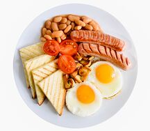 Английский завтрак с глазуньей, сосисками и тостом