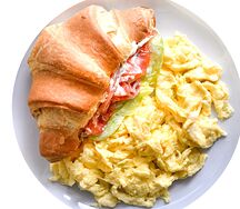 Круассан с лососем и скрэмблом