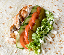 Шаурма с летним салатом и маринованные огурцами