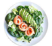 Зеленый салат с лососем и авокадо