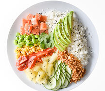 Поке с лососем, рисом и ананасами