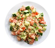 С киноа, овощами и свежей мятой