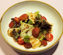 Салат с халуми и клубничным вареньем