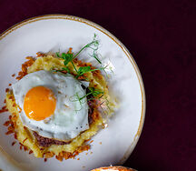 Бифштекс рубленый с яйцом