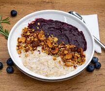 Каша овсяная со смузи из черной смородины