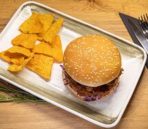 Бургер с рваной свининой и начос