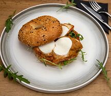 Бейгл с курицей и томатным песто