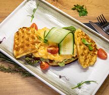 Картофельные вафли с сырным скрэмблом