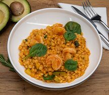 Паста птитим с креветками и соусом биск