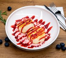 Сырники с шоколадом и клубничным соусом