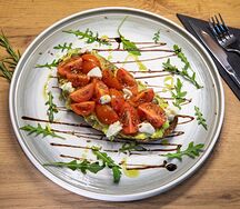 Тост с авокадо, моцареллой и томатами