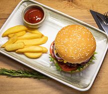 Бургер с говядиной и вишневым соусом