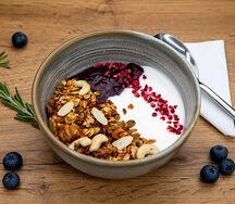 Смузи-боул с черной смородиной