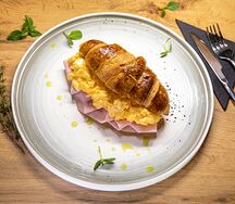 Круассан с ветчиной и скрэмблом