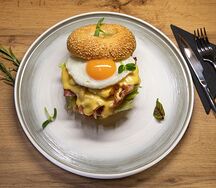 Бейгл с беконом