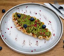 Вафельный круассан с фисташковым кремом