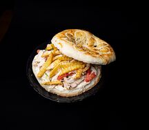 Донер в булочке с летним салатом и фри