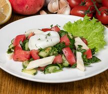 Салат с имеретинским сыром и яйцом пашот